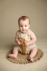 6 month baby boy at his milestone session with Jennifer Brandes Photography.
