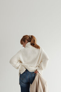 kaboompics_woman-in-white-sweater-beige-wool-jacket-jeans-29410