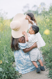 mother-straw-hat-children-dress-flower-fields-hungtington-beach_01