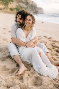 romantisch portret van koppel op het strand