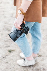 Branding fotografie met detail van vrouwelijke hand met camera