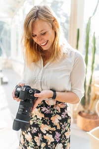 Branding fotografie van fotografe met camera in hand