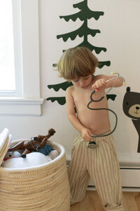 Petit garçon qui regarde un stéthoscope.