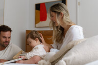 Maman qui rit au éclat et jout dans les cheveux de son fils. Photo naturelle et lifestyle.