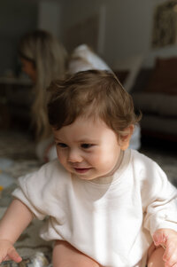 Jolie photo d'un bébé avec un rayon de soleil dans le visage.