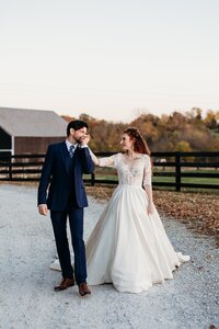 farm-wedding-couple-hand-kiss