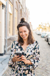 Zakelijke branding fotografie van ondernemer die telefoon vasthoud