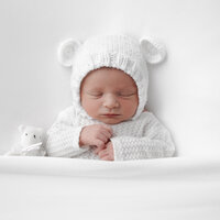 Image of mum to be in a studio photography session by Maternity and Newborn Photographer Lauren Vanier