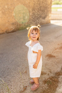 children-photoshoot-mallorca-woods-field-4