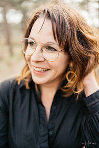 Branding foto van vrouw met handen door haar haar