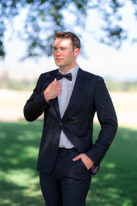 groom portrait under tree at rainbow oaks ranch in sanger california