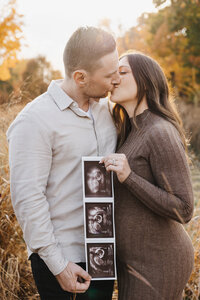 toronto maternity portrait with sonogram