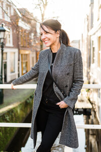 Zakelijk portret van vrouw op een brug in centrum alkmaar