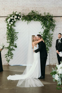 First kiss ceremony, luxury wedding photography Kansas City — Elizabeth West Photography