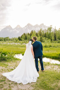 Jackson Hole photographer captures Grand Teton wedding portraits