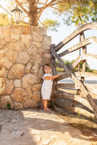children-photoshoot-mallorca-woods-field-1