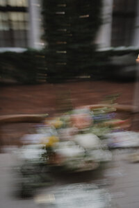 Bouquet de fleurs de mariage capturé en mouvement, image volontairement floue et artistique, évoquant la spontanéité, l’émotion et la poésie éphémère du moment.
