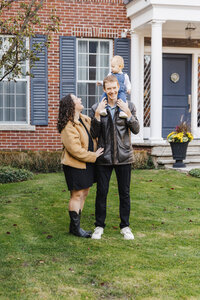 Casual-fall-at-home-family-portraits-Toronto-3