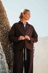 Content shoot voor kleding merken op het strand in het buitenland 