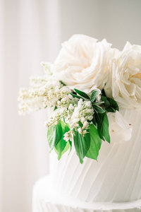 White rose wedding cake | Tucson Wedding Photographer | West End Photography