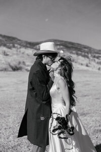 colorado-elopement-photographer-sylvan-dale-ranch21-B&W