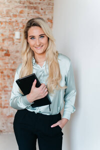 Branding fotografie van ondernemer met notitieboek