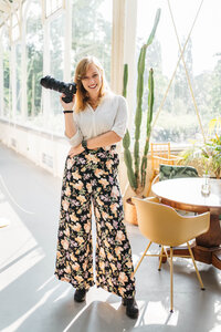 Branding fotografie van een fotografe in een kas