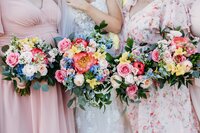 colorful-bridsmaids-bouquets