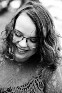 Ingezoomd zwart-wit portret van vrouwelijke ondernemer die lacht