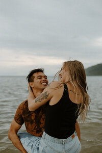Oahu, Hawaii beach couple photographer