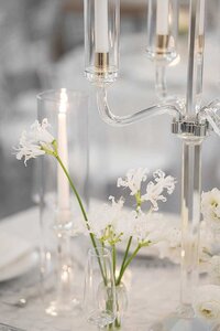 simple white floral centerpieces
