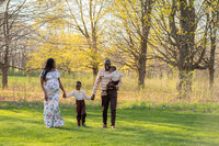 candid-maternity-session-milwaukee-wi