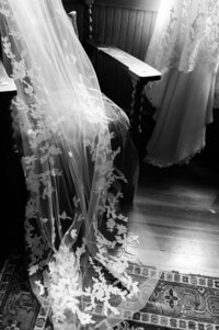 Details of the bride's floral detailed veil