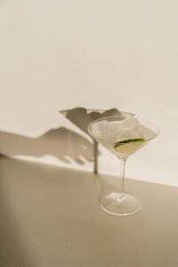 photo-of-cocktail-glass-with-sliced-lime-4051398