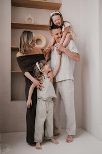 Lachend gezin vastgelegd op een liefdevolle manier door Leukfotografie – gezinsfotografie met emotie en verbinding