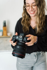 Branding portret van ondernemer die camera vast houd
