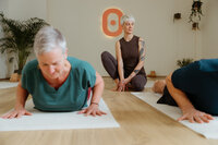 Yoga Teilnehmerinnen bei einer achtsamen Yoga Praxis in München