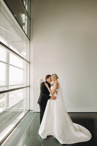 Davenport Wedding Venue | The Figge Museum Wedding | Quad Cities Wedding Photographer | Black Tie Wedding in Davenport, IA-41