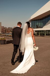 verliefd koppel in amsterdam tijdens bruiloft bij de Adam Tower