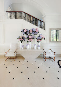 hochzeitsfotograf-cap-ferrat-hotel-treppenhaus-blumendekoration