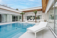 hotel swimming pool photographer