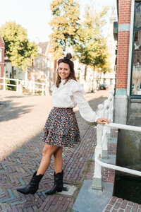 Branding fotografie van vrouw leunend tegen brug in Alkmaar centrum