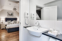 ensuite bedroom bathroom