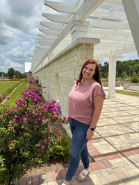Ashlee-smiling-by-flowers