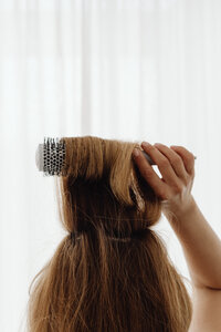 kaboompics_ceramic-hair-styling-brush-with-ionization-26476