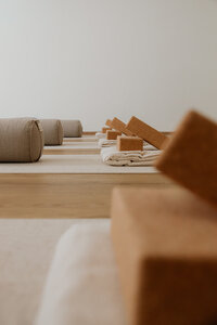 Minimalistisch eingerichtetes Yoga Studio in München