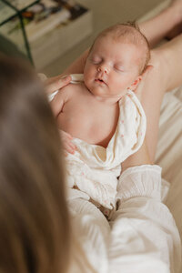 newborn-over-mothers-shoulder-in-home-lifestyle-boulder-newborn-photographer-138