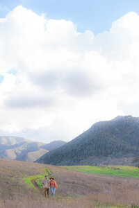 mount diablo summit couple mountainside couple in open field for engagement photos in bay area california.