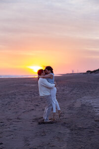couples-photoshoot-mallorca-beach-at-sunset 20