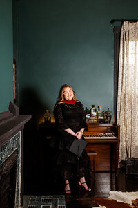 Kent State graduate photoshoot in a private residence in Nashville.